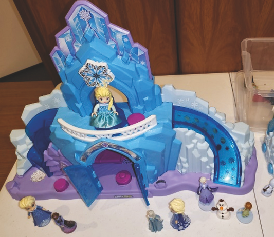 FROZEN Little People castle with 40  characters for role play