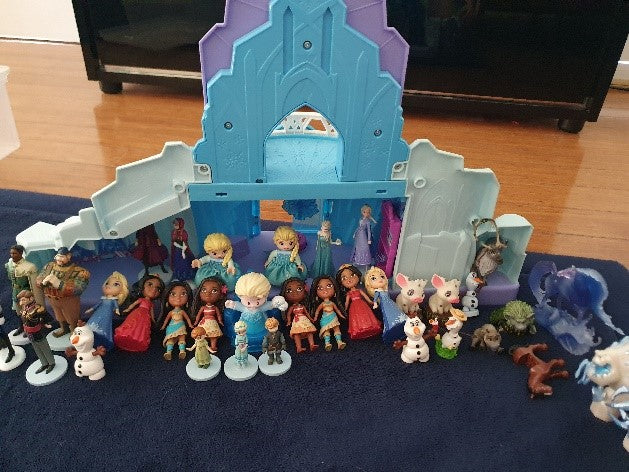 FROZEN Little People castle with 40  characters for role play