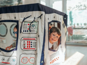 space table top tent play cubby with doors and windows 1.webp